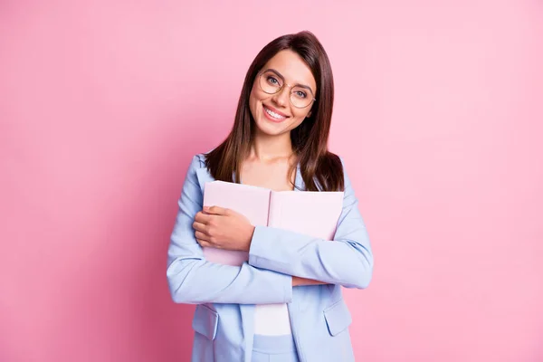 Fotografie mladé veselá dívka šťastný pozitivní úsměv objetí notebook izolované přes pastelové barvy pozadí — Stock fotografie