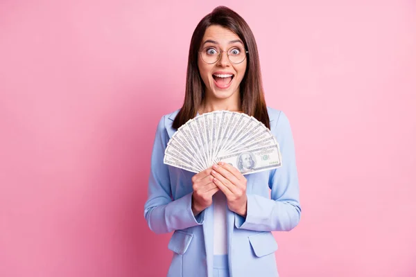 Foto retrato de gritando animado mulher segurando fã de dinheiro isolado no fundo de cor rosa pastel — Fotografia de Stock