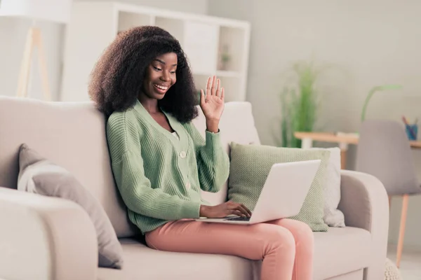 Profil boční fotografie mladé afro žena šťastný pozitivní úsměv vlna ahoj videokall notebook obchodní setkání konference — Stock fotografie