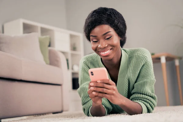 Vista de ángulo bajo foto de la joven alegre mujer negra feliz sonrisa positiva leer post chat tipo SMS teléfono inteligente casa — Foto de Stock