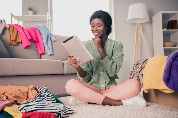 Foto de cuerpo completo de joven atractiva mujer feliz sonrisa positiva creo que elegir comprar ropa en línea shopper sentarse piso casa — Foto de Stock