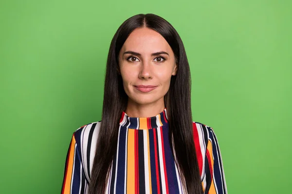 Çekici içerik portresi deneyimli kız şirket yöneticisi yeşil pastel arka plan üzerinde izole — Stok fotoğraf