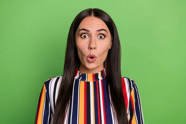 Foto di impressionato bella signora bruna indossare camicia a righe colorate isolato su sfondo di colore verde — Foto Stock