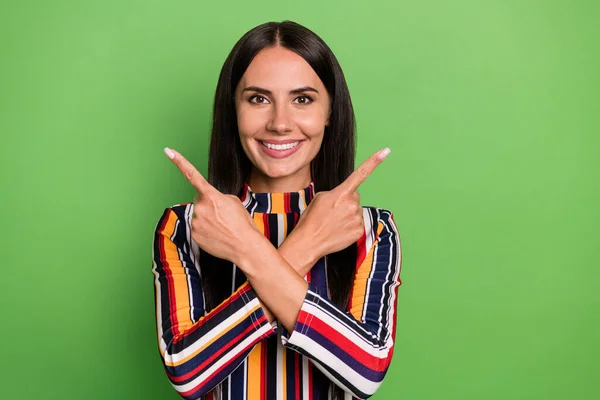 Retrato de menina alegre confiante atraente demonstrando duas opções anúncio espaço cópia isolado sobre fundo de cor pastel verde — Fotografia de Stock