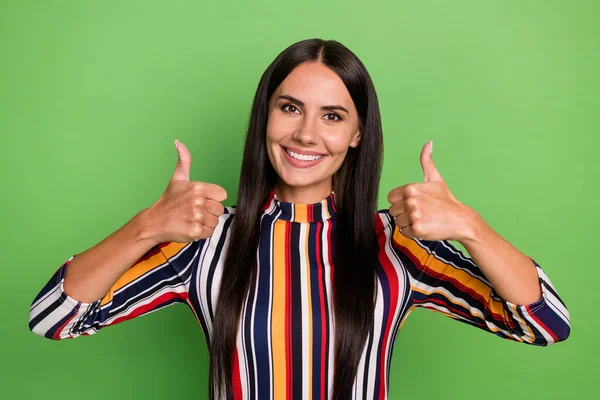 Ritratto di attraente ragazza allegra mostrando doppio pollice annuncio annuncio isolato su sfondo di colore verde pastello — Foto Stock