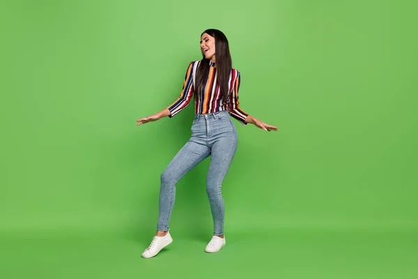 Lunghezza completa dimensione del corpo vista di attraente sognante allegra ragazza danza chill out isolato su sfondo di colore verde pastello — Foto Stock