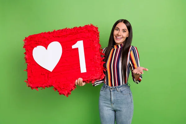 Ritratto di attraente ragazza allegra tenuta in mano grande grande come bordo buone notizie isolate su sfondo di colore verde brillante — Foto Stock