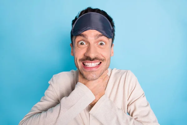 Πορτρέτο του συμπαθητικού χαρούμενου αστείο brunet τύπος φορώντας μάσκα ύπνου πνιγμού λαιμό έχοντας διασκέδαση απομονωμένη πάνω από φωτεινό μπλε χρώμα φόντο — Φωτογραφία Αρχείου