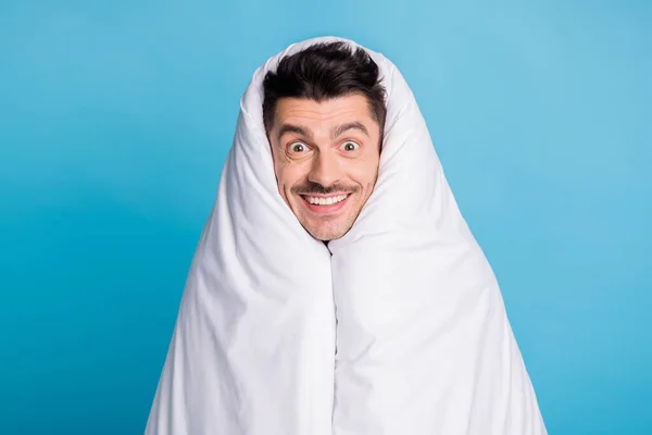 Portrait photo d'un gars souriant positif enveloppé dans une couverture isolée sur fond bleu vif — Photo