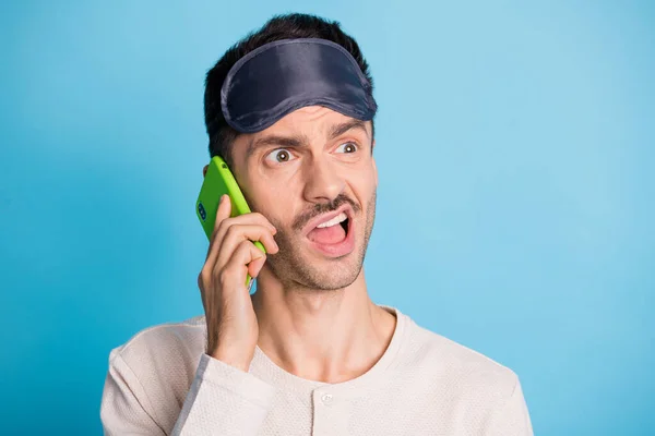 Fénykép portré boldogtalan unatkozott fickó beszél telefonon elszigetelt élénk kék színű háttér — Stock Fotó