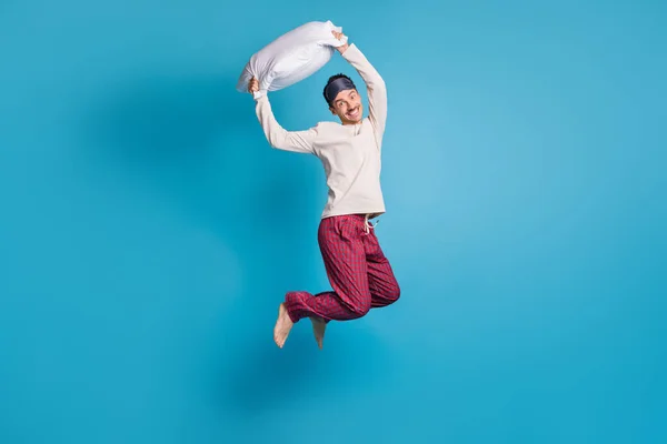 Fényképezés portré teljes test kilátás mosolygós fickó kész párna harc ugrás fel elszigetelt élénk kék színű háttér — Stock Fotó