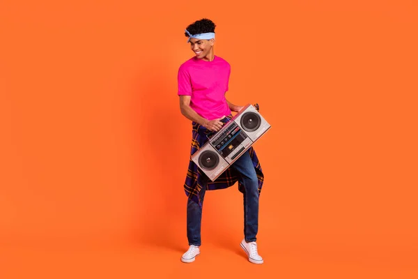 Full längd kropp storlek foto funky kille dansar på semester hålla bom box ler isolerad ljus orange färg bakgrund — Stockfoto