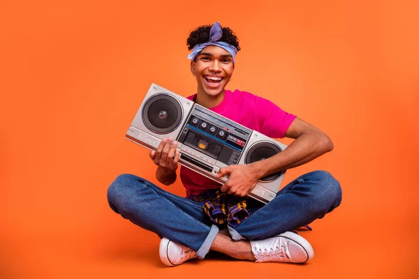 Longitud completa tamaño del cuerpo foto de la risa hipster feliz celebración retro boom box aislado color naranja brillante fondo —  Fotos de Stock