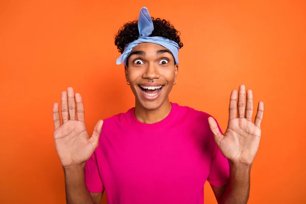 Foto portret van man in hoofdband oorbellen houden handen staren dolblij geïsoleerde levendige oranje kleur achtergrond — Stockfoto