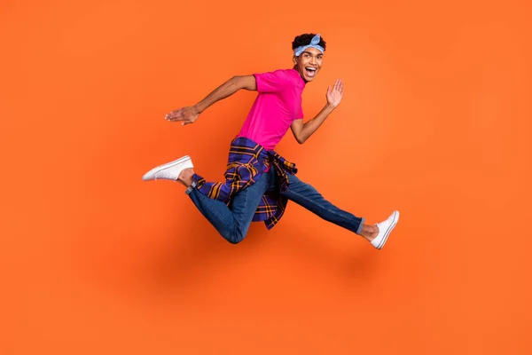 Full length body size side profile photo of guy jumping up running fast on sale pojedyncze żywe pomarańczowy kolor tło — Zdjęcie stockowe