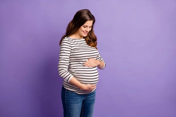 Foto der charmanten Dame warten Baby gekleidet gestreiftes Hemd umarmt suchen Bauch isoliert violette Farbe Hintergrund — Stockfoto