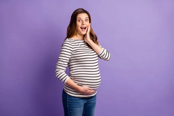 Foto-Porträt der schwangeren Frau erstaunt isoliert auf lebhaften violett gefärbten Hintergrund — Stockfoto