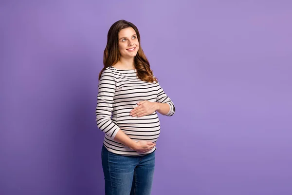 Fotoporträt der schwangeren verträumten Frau isoliert auf lebhaftem violettem Hintergrund — Stockfoto