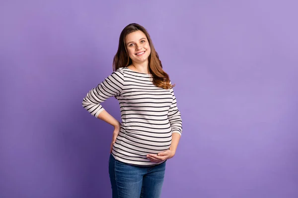 Foto van schattige glanzende dame wachten baby gekleed gestreepte shirt arm buik glimlachen geïsoleerde violette kleur achtergrond — Stockfoto