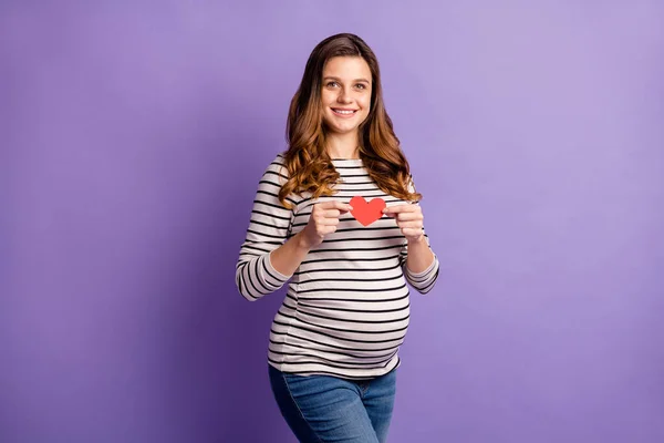 Foto de linda dama bonita esperando bebé vestido camisa rayada barriga celebración leer papel corazón aislado color violeta fondo — Foto de Stock