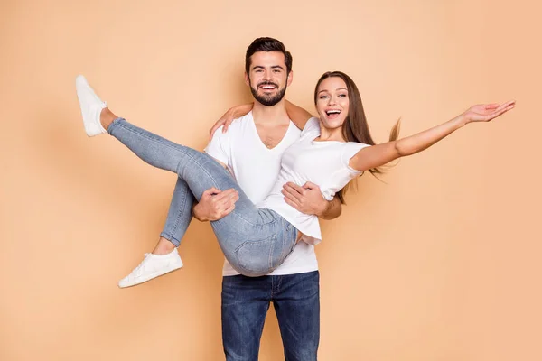 Foto von süßen lustigen Ehemann Frau tragen weiße T-Shirts tanzen er hält die Arme ihre isolierte beige Farbe Hintergrund — Stockfoto