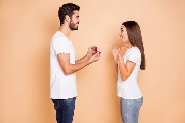 Perfil lado de la foto de la pareja que propuso a su anillo feliz sonrisa positiva sorprendido sorprendido aislado sobre fondo de color beige —  Fotos de Stock