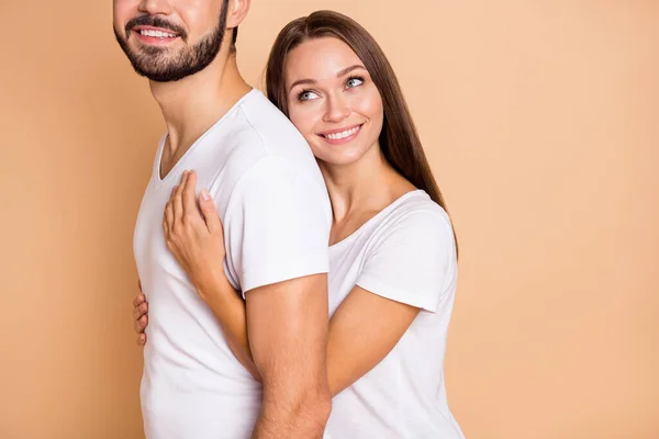 Ausschnitt Foto von ziemlich entzückend Ehemann Frau tragen weiße T-Shirts umarmen lächelnd isoliert beige Farbhintergrund — Stockfoto