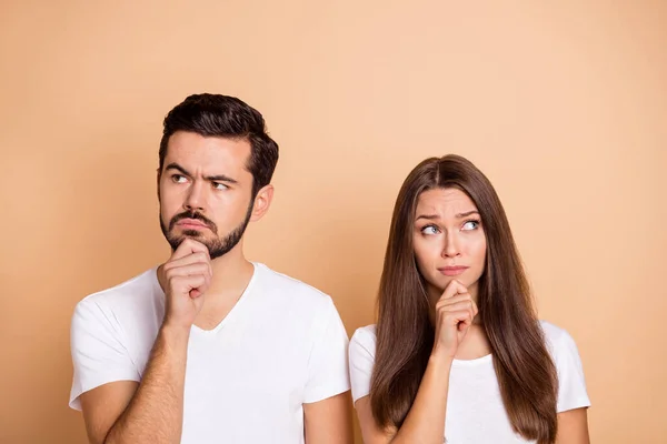 Photo of sad pensive husband wife wear white t-shirts arm chin looking empty space isolated beige color background — Stock Photo, Image