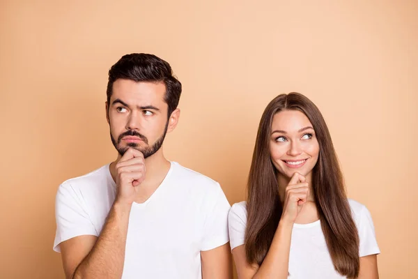 Foto de jovem casal atraente acho que o queixo de toque de mão pensativo olhar espaço vazio isolado sobre fundo de cor bege — Fotografia de Stock