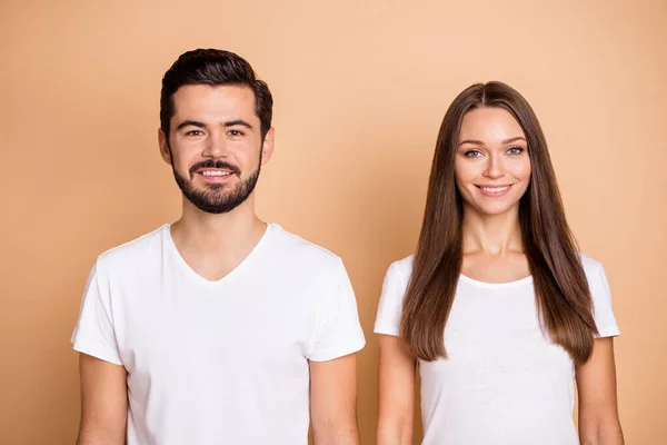 Foto de joven atractiva pareja alegre familia feliz sonrisa positiva aislado sobre fondo de color beige —  Fotos de Stock