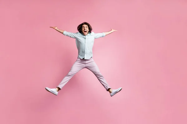 Πλήρης φωτογραφία του σώματος του νεαρού τρελό ενεργό άνθρωπος ευτυχισμένο χαμόγελο απολαύσετε άλμα αστέρι απομονώνονται σε ροζ φόντο χρώμα — Φωτογραφία Αρχείου