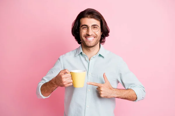 Foto de otimista alegre cara cabelo marrom apontando óculos de desgaste copo camisa azul isolado no fundo cor-de-rosa pastel — Fotografia de Stock