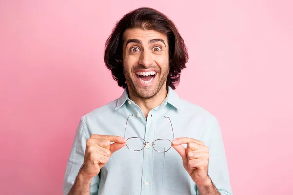 Πορτρέτο του όμορφου εντυπωσιακού άνδρα χέρια κρατήστε τα γυαλιά μπορεί να δει καλύτερα τώρα απομονώνονται σε ροζ φόντο χρώμα — Φωτογραφία Αρχείου