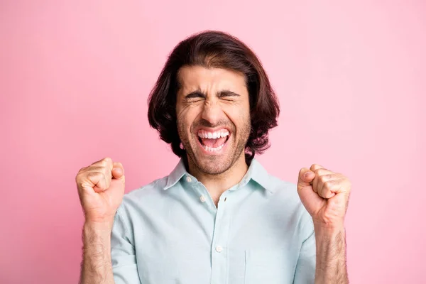 Close-up foto van schreeuwend gelukkig persoon open mond gesloten handen vuist omhoog geïsoleerd op roze kleur achtergrond — Stockfoto