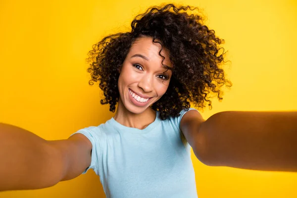Foto di divertente adorabile donna riccia pelle scura vestito blu t-shirt registrazione auto video isolato colore giallo sfondo — Foto Stock