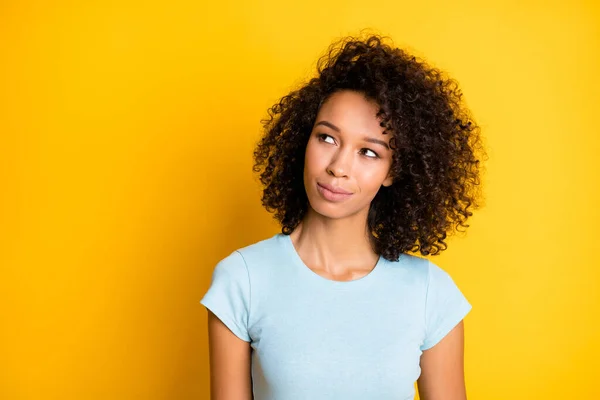 Retrato fotográfico de una curiosa mujer afroamericana mirando el espacio en blanco aislado sobre un fondo de color amarillo vivo —  Fotos de Stock