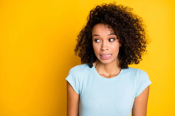 Foto de chica de piel oscura dulce culpable vestida camiseta azul buscando espacio vacío aislado color amarillo fondo — Foto de Stock