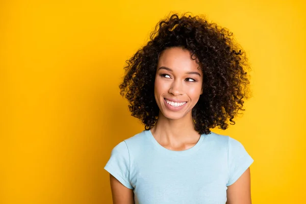 Hayalperest Afro-Amerikan kadının portresi boş alana bakıyor. Canlı sarı renkli arka planda izole edilmiş. — Stok fotoğraf