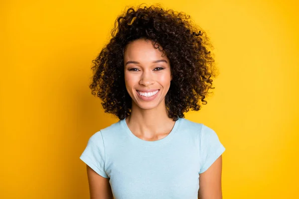 Φωτογραφία πορτρέτο του πανέμορφο αφρο αμερικανική σγουρά κορίτσι χαμογελώντας απομονωμένη σε ζωηρό κίτρινο φόντο — Φωτογραφία Αρχείου