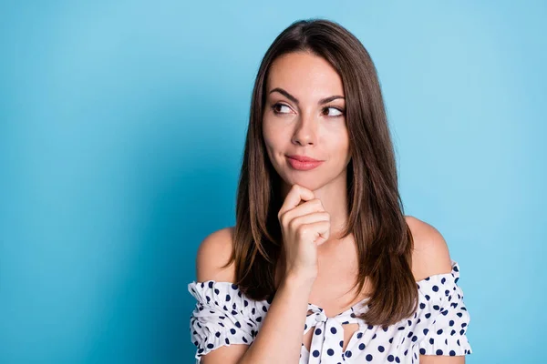 Foto de inteligente bonito menina dedo queixo olhar espaço vazio acho que desgaste pontilhado blusa isolado azul cor de fundo — Fotografia de Stock