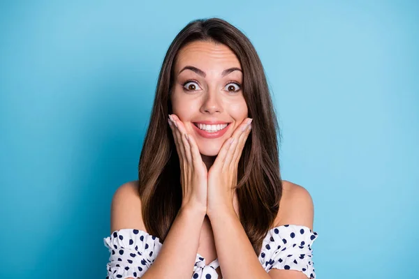 Foto von funky junge Dame Hände erstaunt Gesicht Blick Kamera tragen gepunktete Bluse isoliert blaue Farbe Hintergrund — Stockfoto