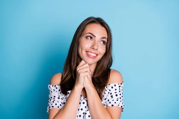 Fénykép a szép álmodozó lány sugárzó mosoly néz üres tér kopás pontozott blúz elszigetelt kék szín háttér — Stock Fotó