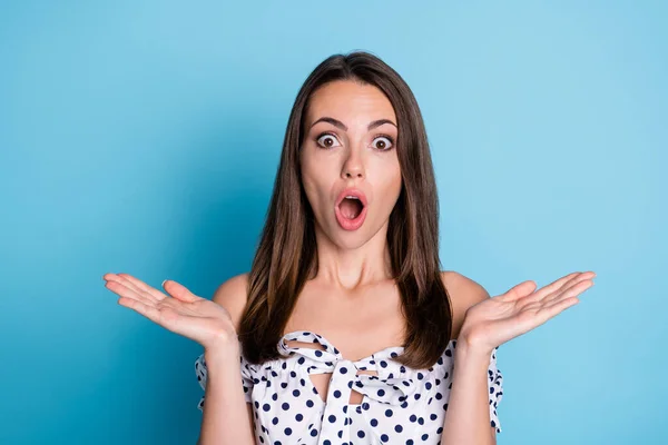 Foto van opgewonden jong meisje open palmen mond geschokt gezicht slijtage gestippelde blouse geïsoleerde blauwe kleur achtergrond — Stockfoto