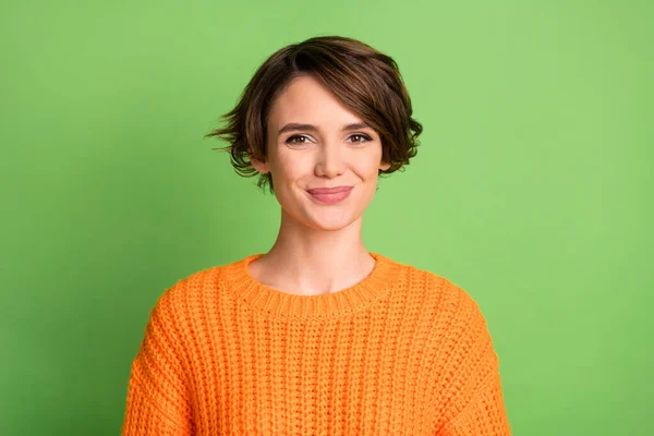 Porträtt av optimistisk trevlig brunett dam bära orange tröja isolerad på pastell grön färg bakgrund — Stockfoto