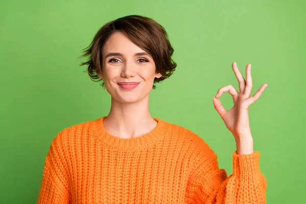 Foto van jong vrij charmant gelukkig positief meisje in gebreide trui tonen oke teken geïsoleerd op gele kleur achtergrond — Stockfoto