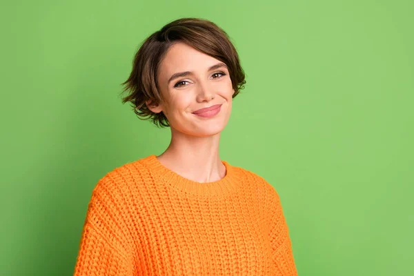 Foto av trevlig positiv attraktiv ung kvinna charmigt leende gott humör isolerad på grön färg bakgrund — Stockfoto