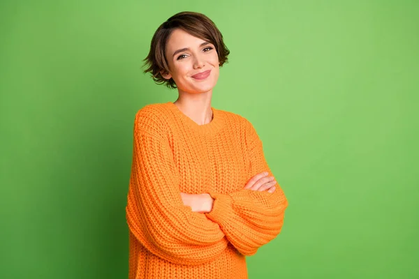 Photo de jeune femme assez confiante mains croisées sourire de bonne humeur isolé sur fond de couleur verte — Photo