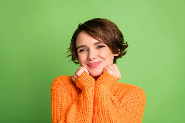 Photo de jeune jolie fille heureuse et souriante positive en pull tricoté chaud isolé sur fond de couleur verte — Photo