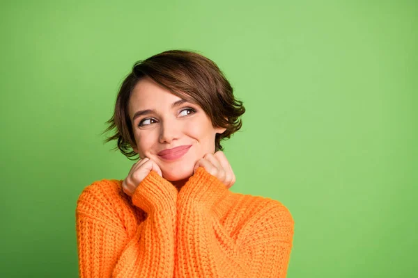 Foto de mujer feliz inspirada cogida de la mano pómulos mirada espacio vacío imaginar aislado sobre fondo de color verde —  Fotos de Stock