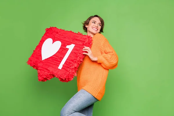 Foto av ung vacker vacker glad leende glad flicka hålla stora röda som ikon isolerad på grön färg bakgrund — Stockfoto